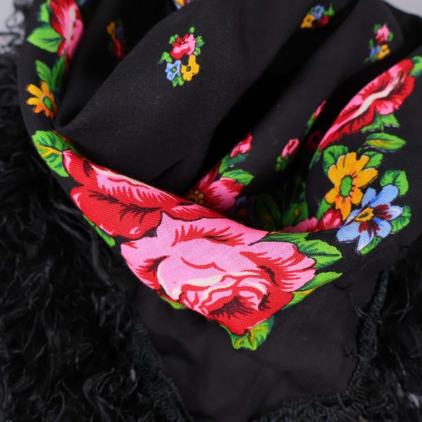 Närbild av sjalens blomstertryck och tygtextur