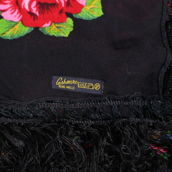 Etikett på sjal med texten cashmere rose wool