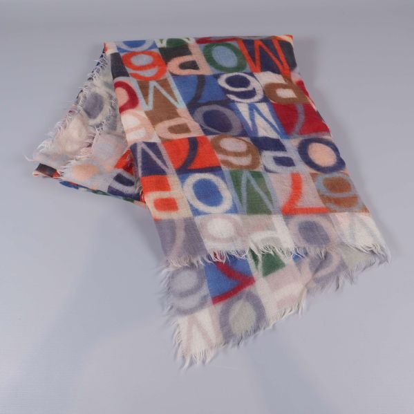 Sjal utlagd på plan yta med tydligt grafiskt mönster