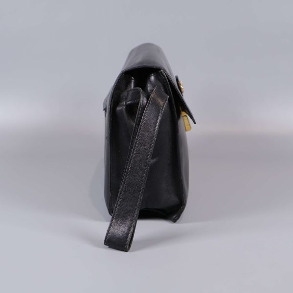 Sidovy av svart läderväska