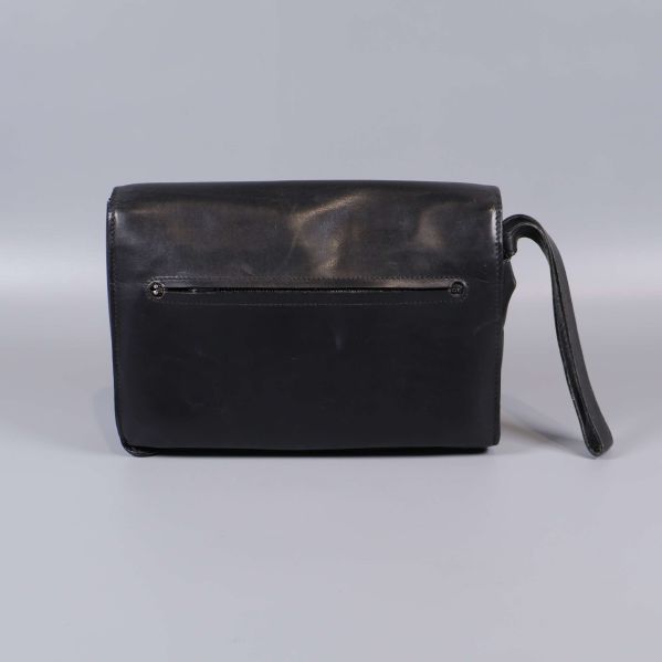 Baksida av svart läderväska med dragkedja