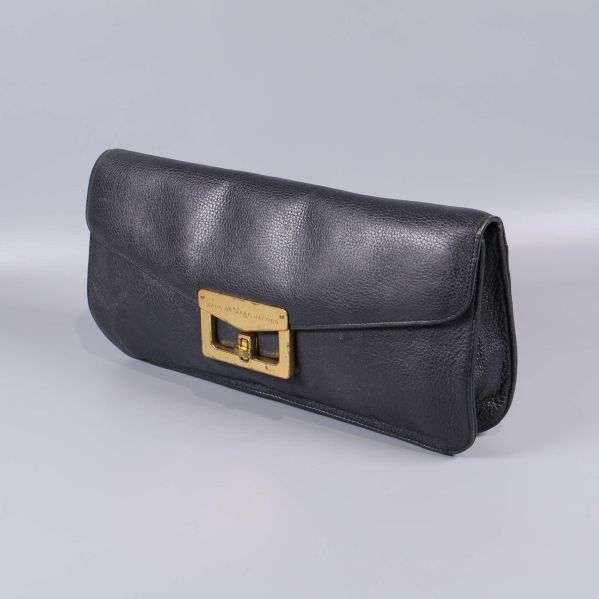 Stängd svart clutch med spänne