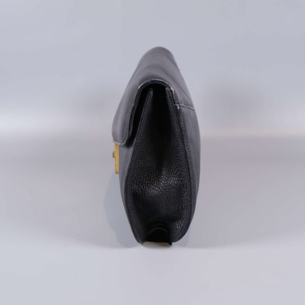 Svart läderclutch från sidan