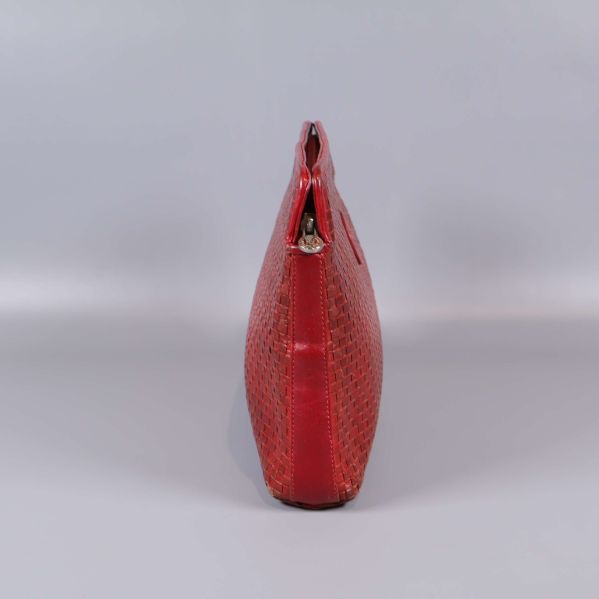 Profil av röd flätad läderväska