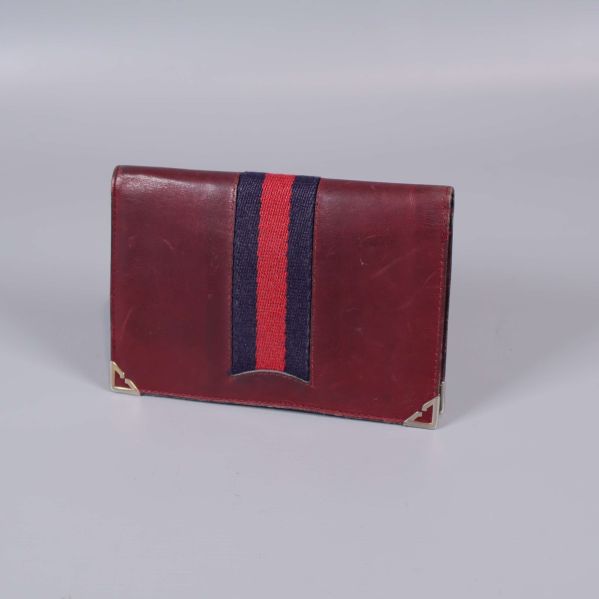 Röd plånbok med blå och röd rand