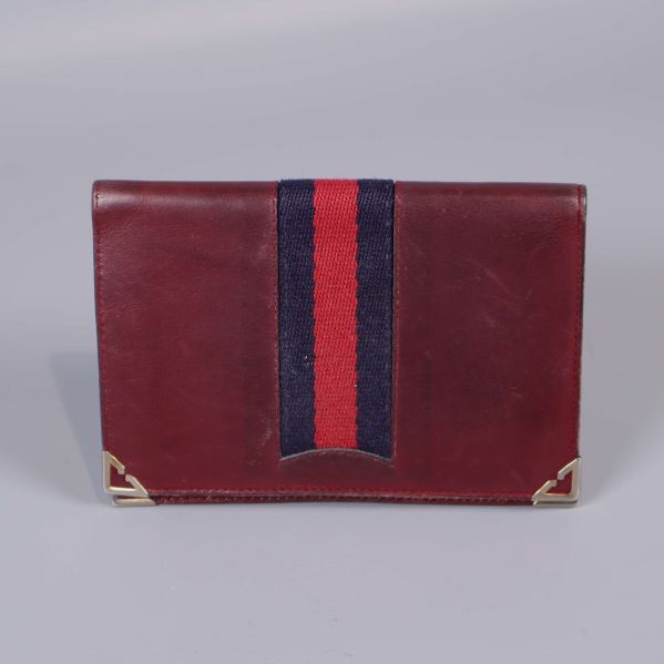 Baksidan av röd plånbok med rand