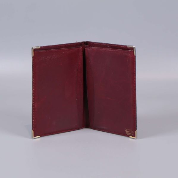 Öppen röd plånbok med fack