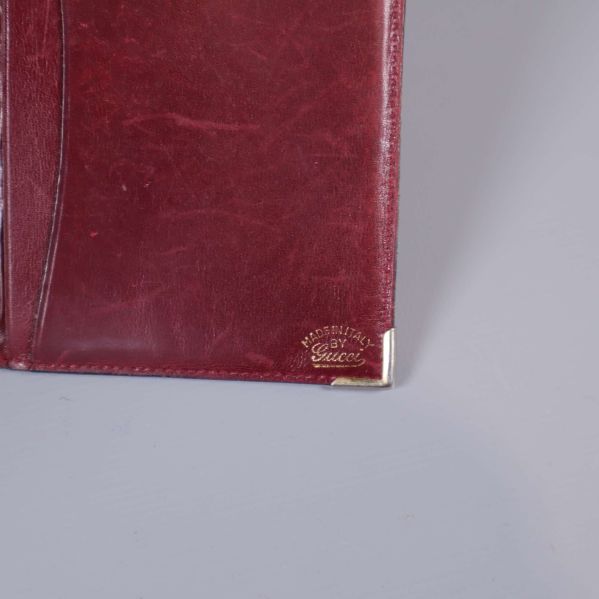 Närbild av plånbokens hörn med logotyp