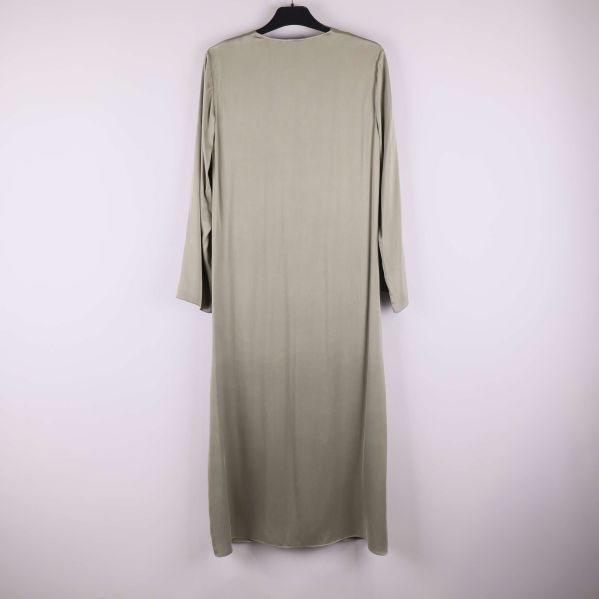 Baksidan på lång ljusgrön klänning med långa ärmar