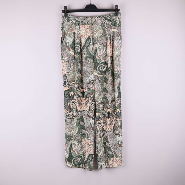 Vida paisleymönstrade byxor med grönt och beige på galge