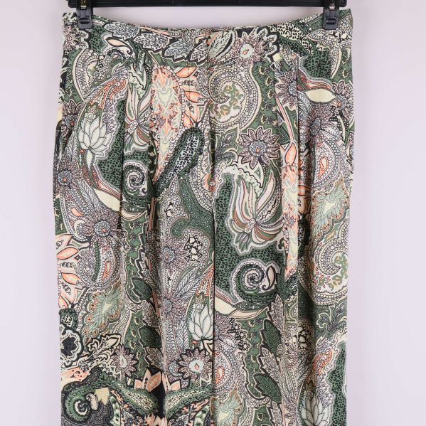 Närbild på övre delen av paisleymönstrade byxor