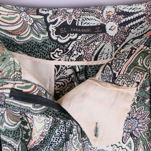 Närbild på midja och etikett från ZARA BASIC i byxorna