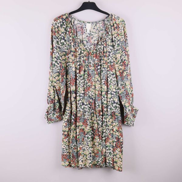 Blommig klänning med långa ärmar på galge framifrån