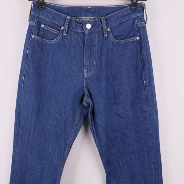 Framficka samt midje- och blixtlåsdelen av blå jeans