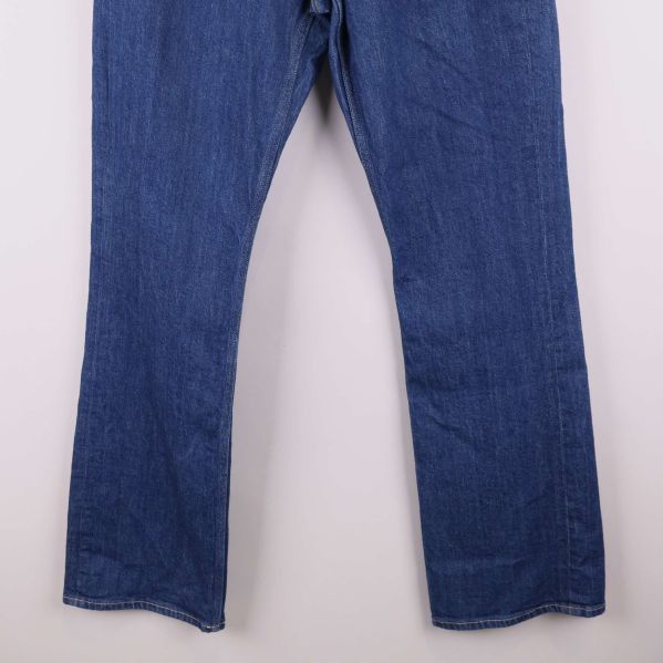 Nedre delen av raka jeansben i blå denim