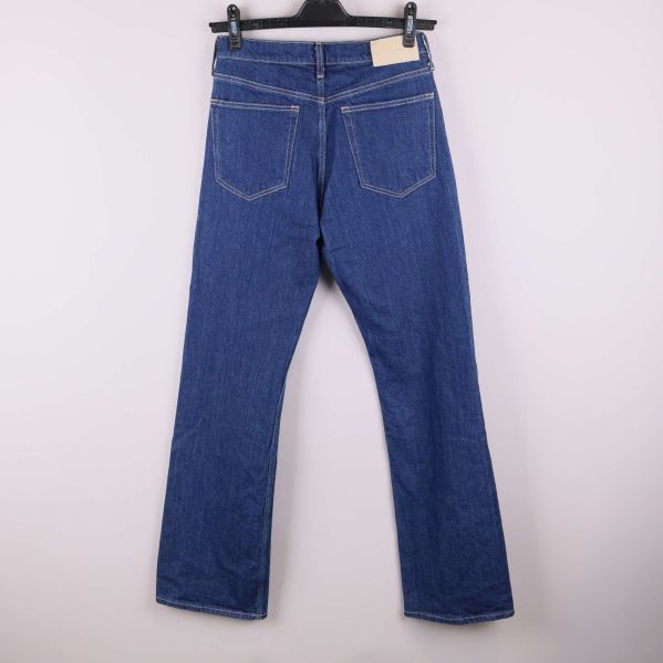 Baksidan av blå jeans med kontrastsömmar och två bakfickor