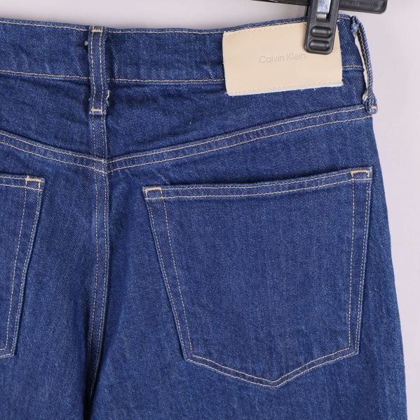 Närbild på bakfickor och etikett med märkeslogga