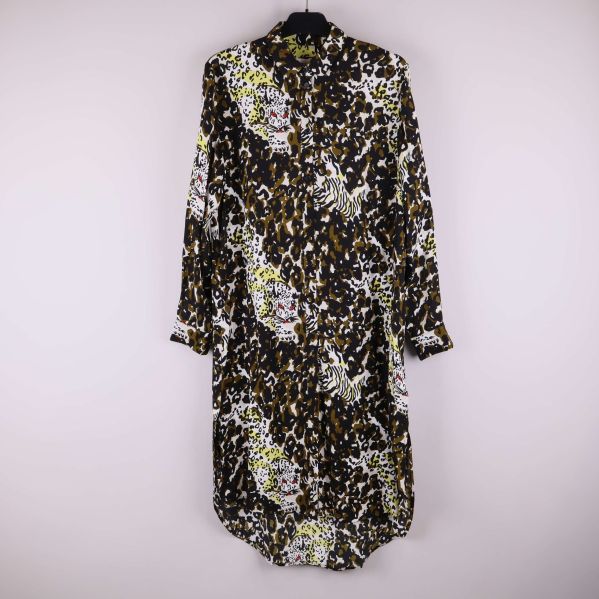 Framsidan av långärmad klänning med djurmönster