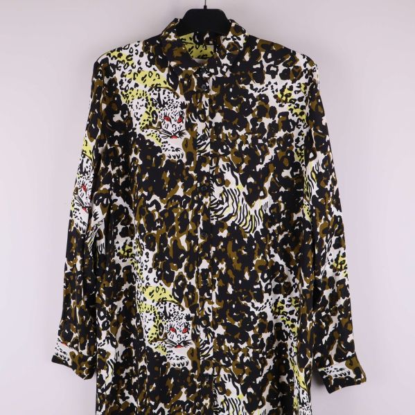 Övre delen av klänningen med knappslå och krage synlig