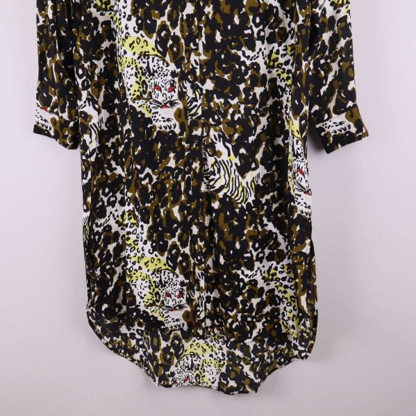 Nederdel av klänning visar material och mönster i detalj