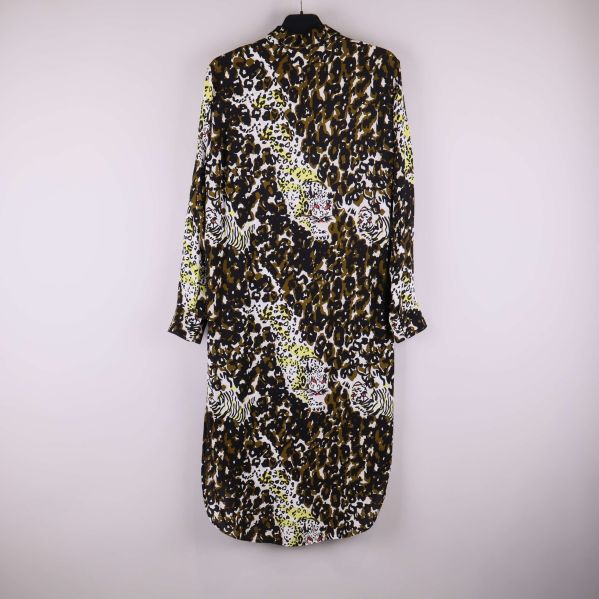 Baksidan av långärmad klänning med djurmönster och färgskiftningar