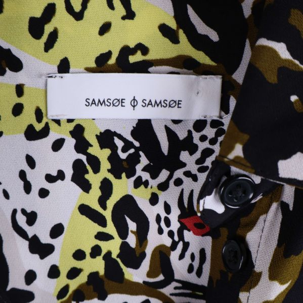 Närbild på Samsøe Samsøe logga på vit etikett inuti klänningen