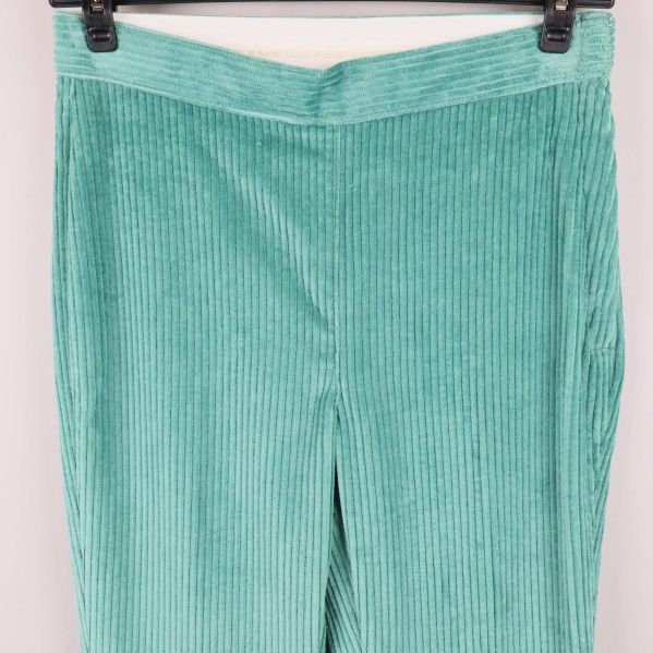 Närbild på midja och struktur på byxorna