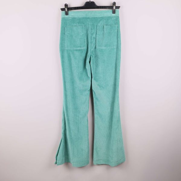 Baksida av gröna byxor med två bakfickor