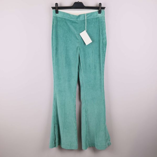 Framsida av gröna byxor med flare och resår i midjan