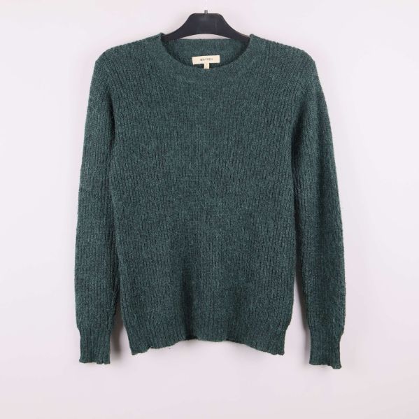 Mörkgrön stickad tröja på galge framifrån