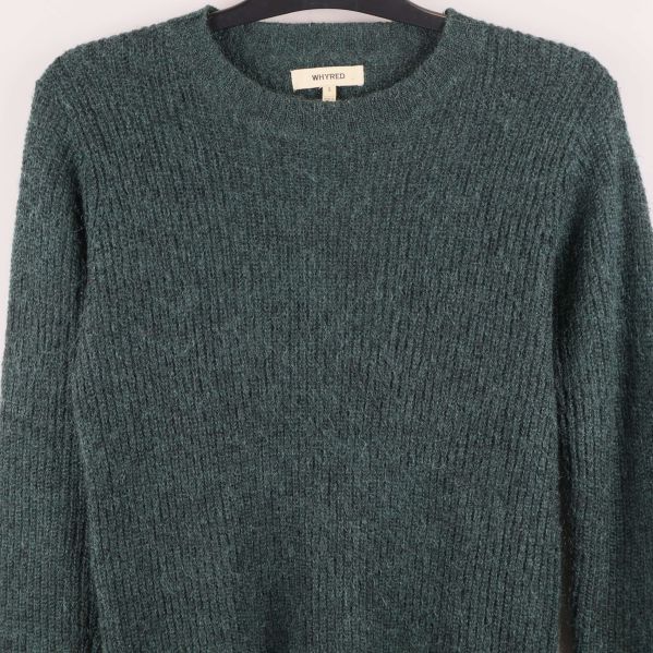 Närbild på halsringningen på stickad tröja