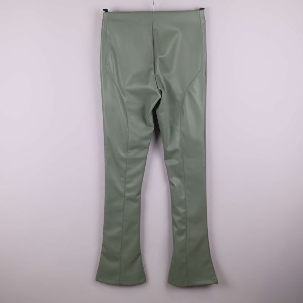 Gröna byxor i fuskläder helbild baktill