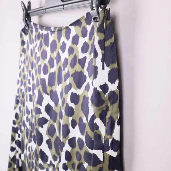 Sidoquinn av kjolen med djurmönster och dragkedja