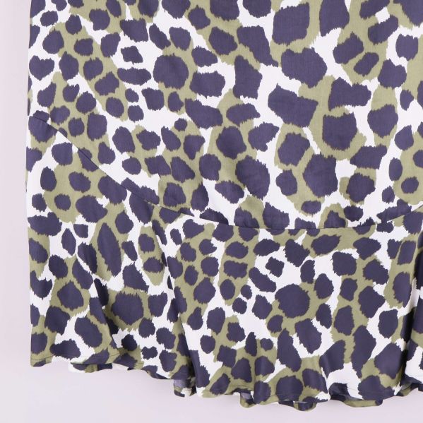 Närbild på volang och tyg i djurmönster