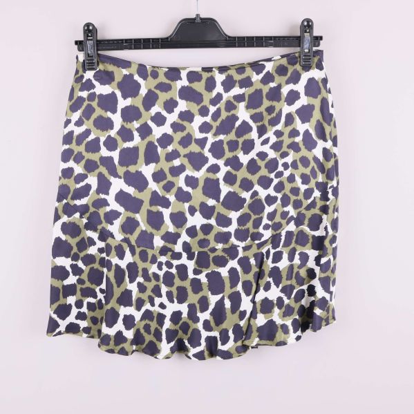 Baksida av djurmönstrad kjol med volang