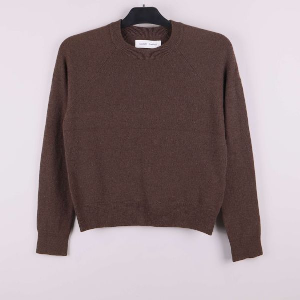 Brun stickad tröja med rund hals framifrån 