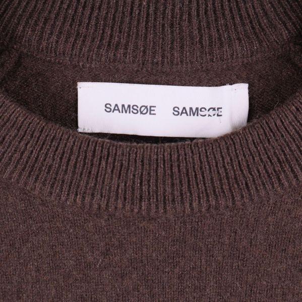 Närbild på etikett från Samsøe Samsøe i halsen