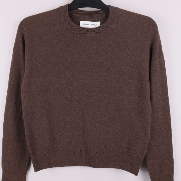 Framsidan av brun kashmirtröja med ribbad nederkant