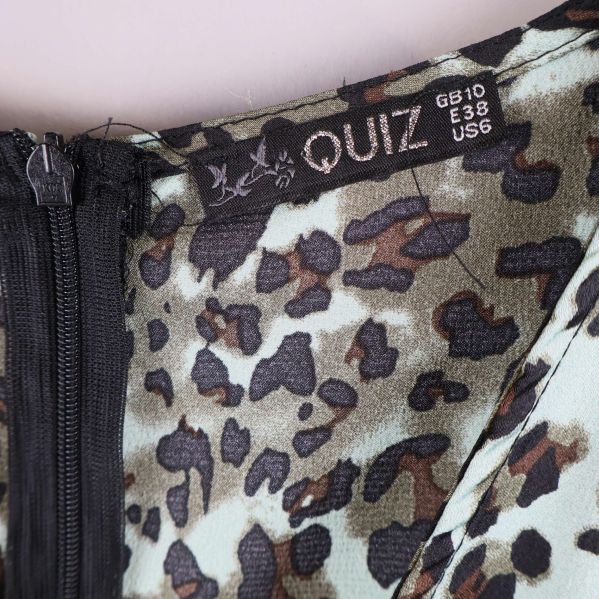 Närbild på etikett med Quiz och storlekar