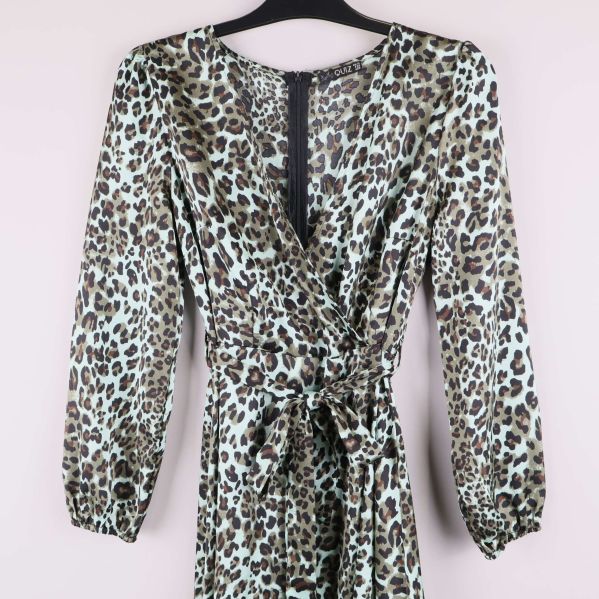 Detalj av omlottknytning och v-ringning framtill