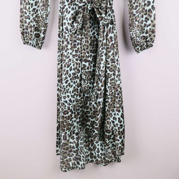 Nederdel av leopardmönstrad klänning i närbild