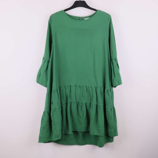 Grön klänning med volanger framifrån 