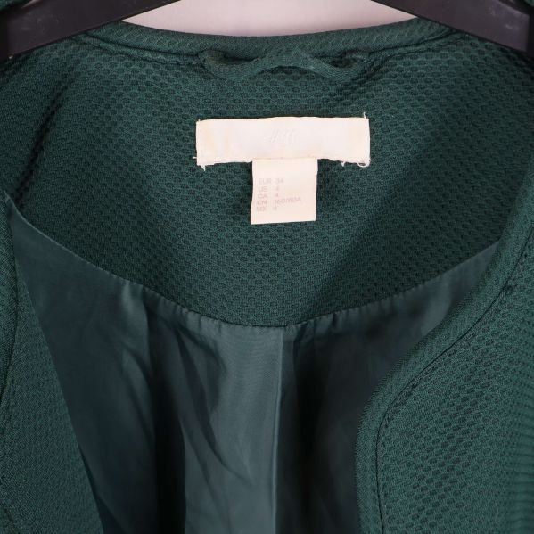 Närbild på jackans hals och etikett utan synlig logga