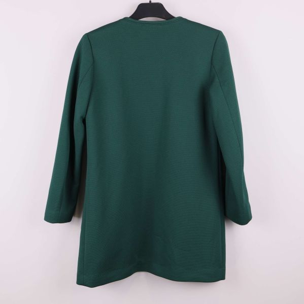 Baksidan av gröntonad lång jacka i enkel design