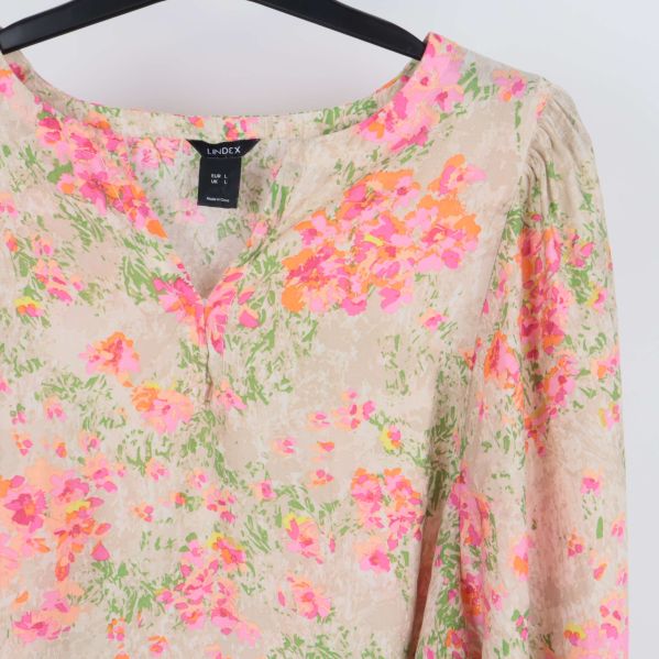 Blusens detaljrika blommönster