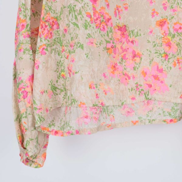 Detaljerad nederkant av blusen