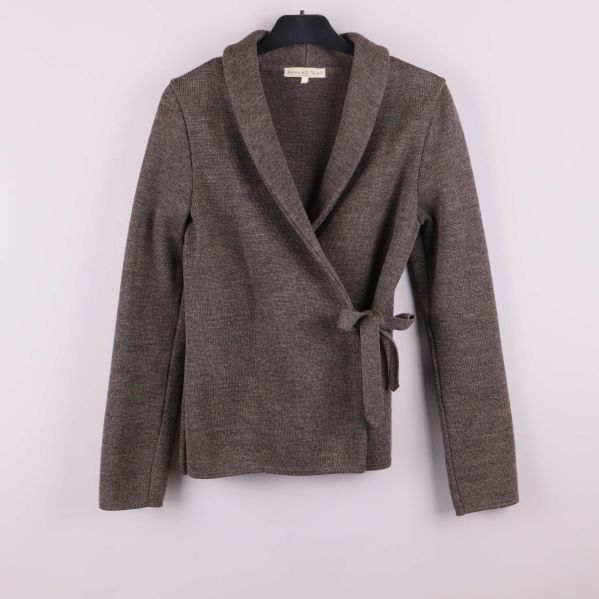 Brun omlottkofta med knytning framtill