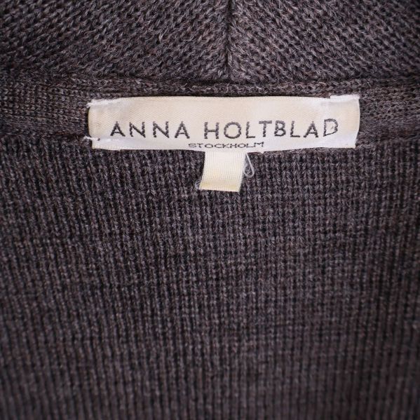 Närbild på etikett med texten Anna Holtblad