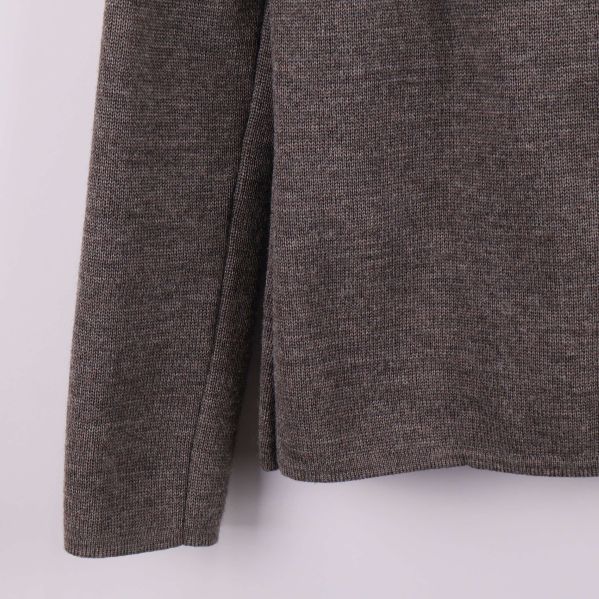 Närbild på struktur och ärmslut av koftan