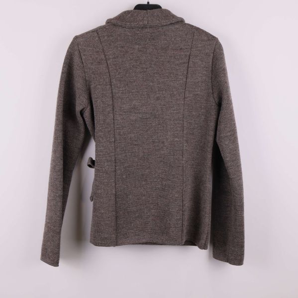 Baksidan av brun stickad kofta visas